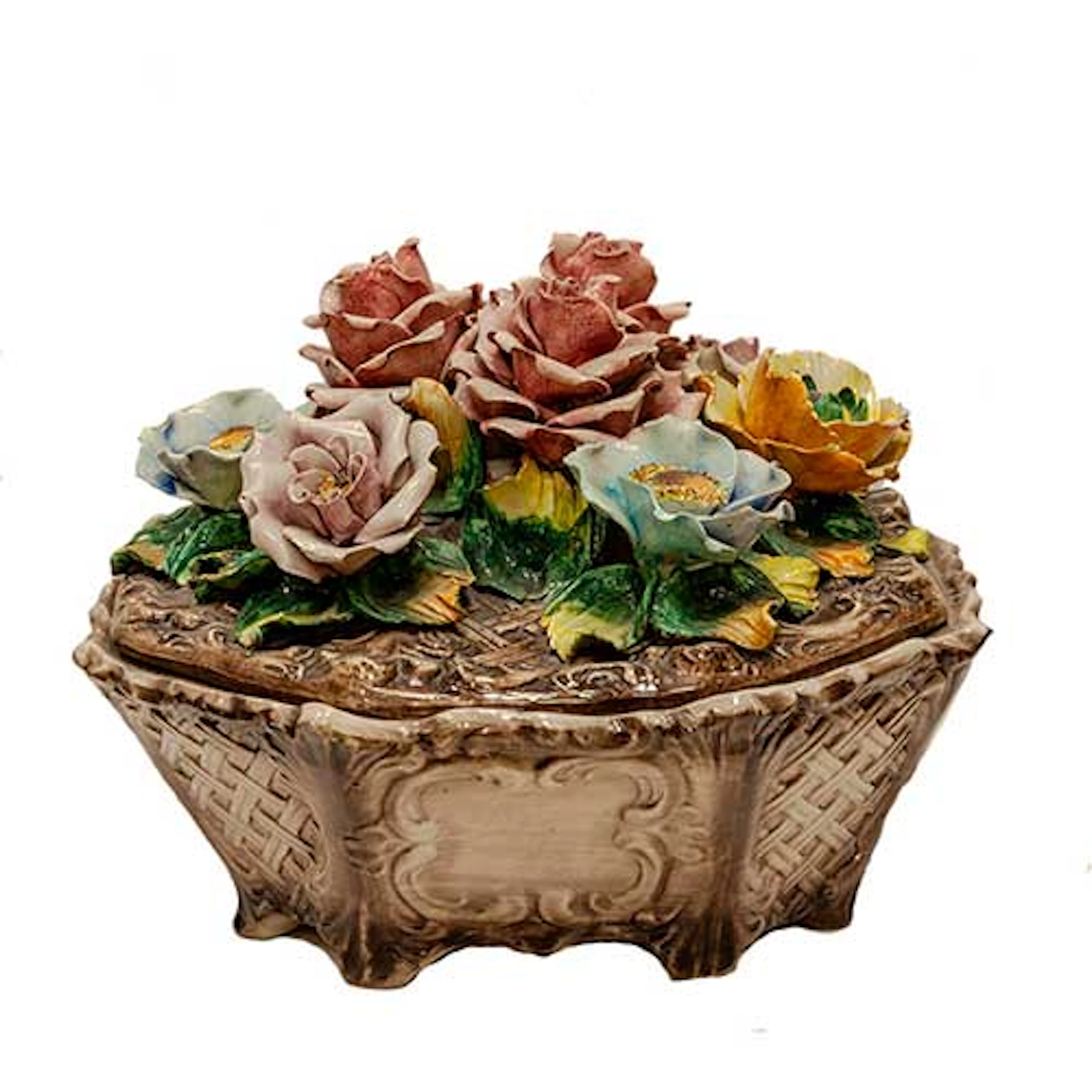 Caja en porcelana Capodimonte simulando mimbre en la base y con decoracin
