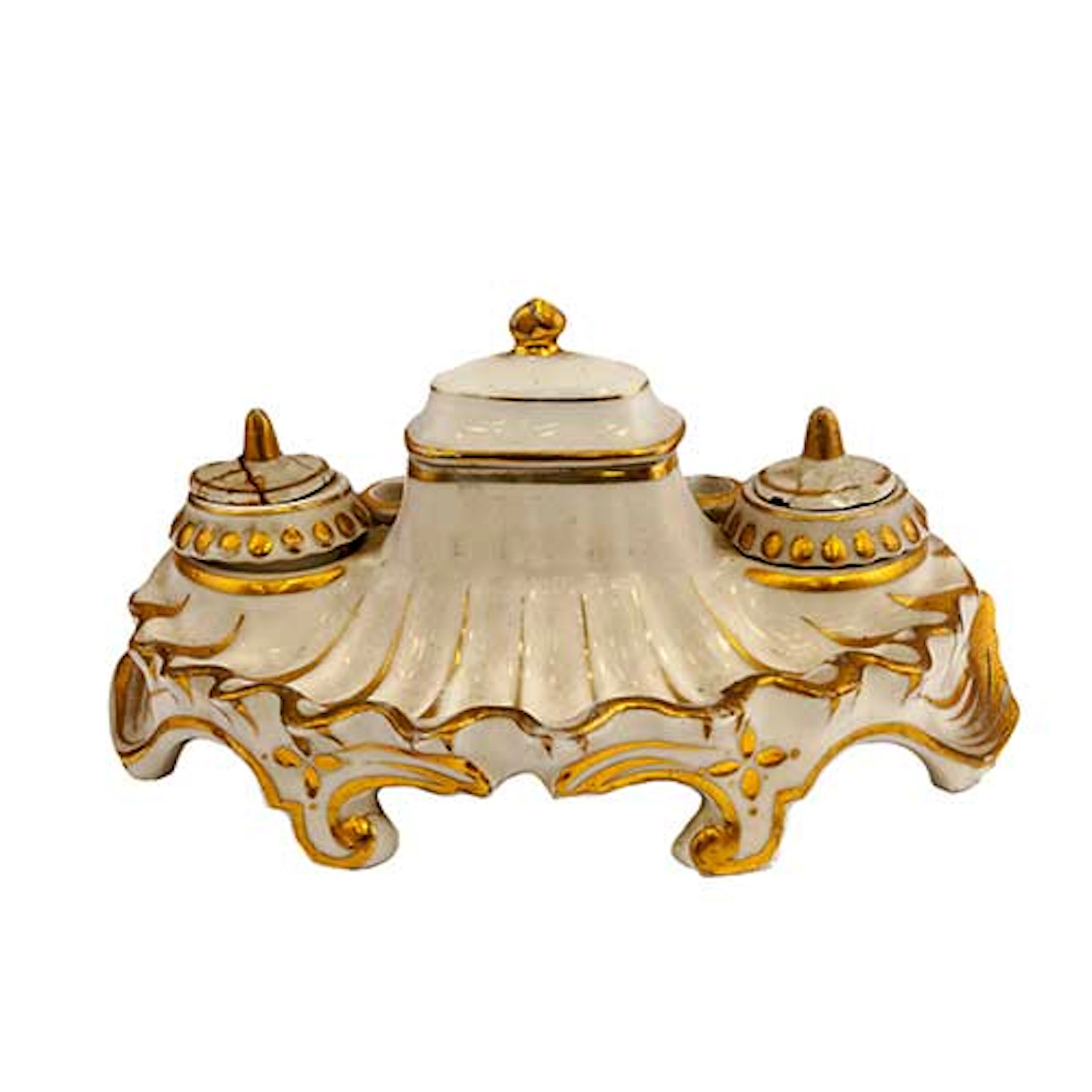 Escribana isabelina en porcelana con ribetes dorados.
