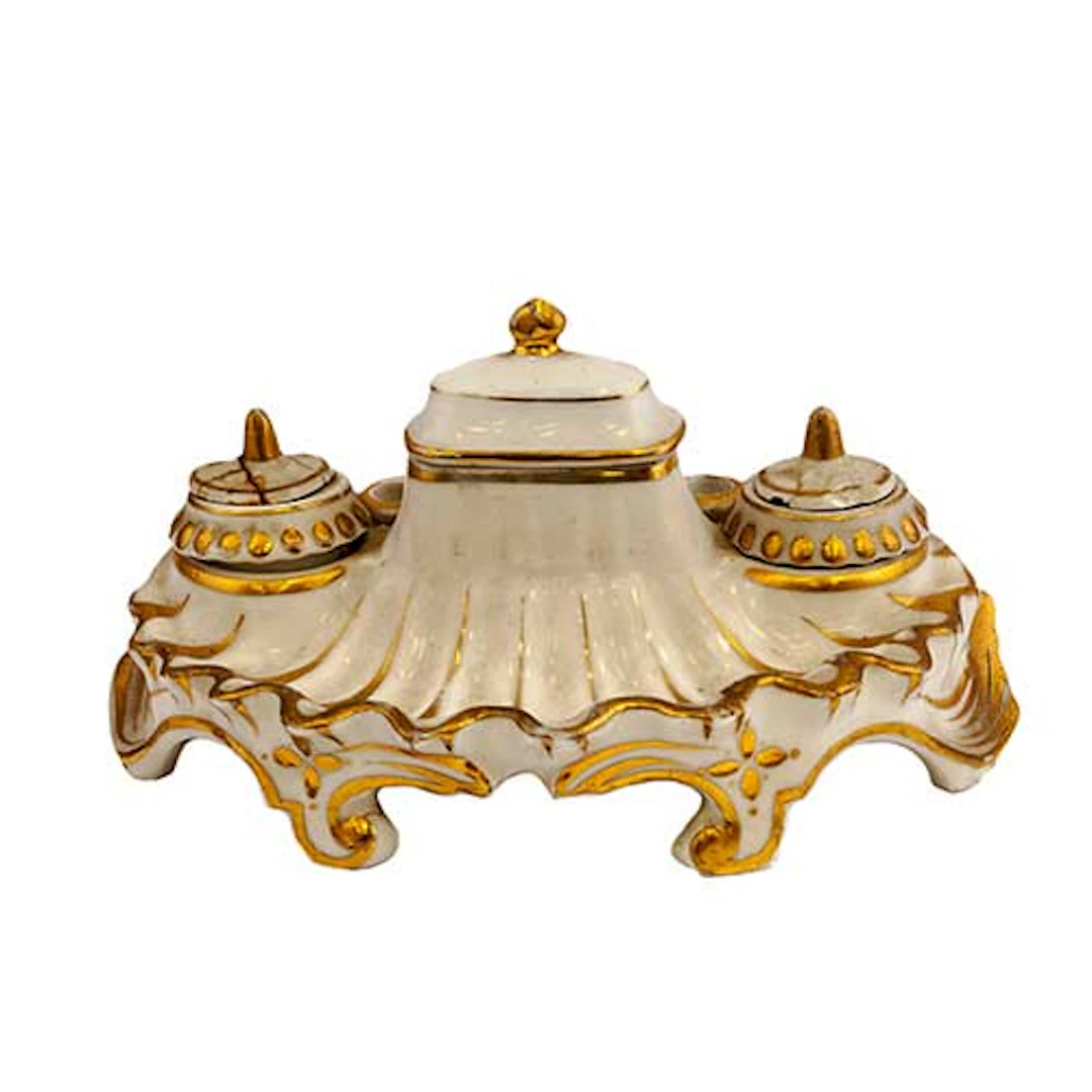 Escribana isabelina en porcelana con ribetes dorados.
