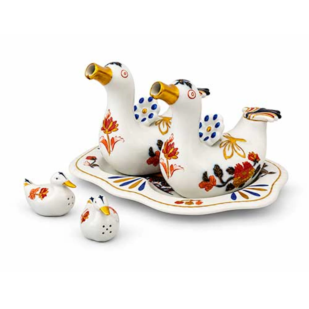Vinagreras y saleros en porcelana portuguesa con su bandeja