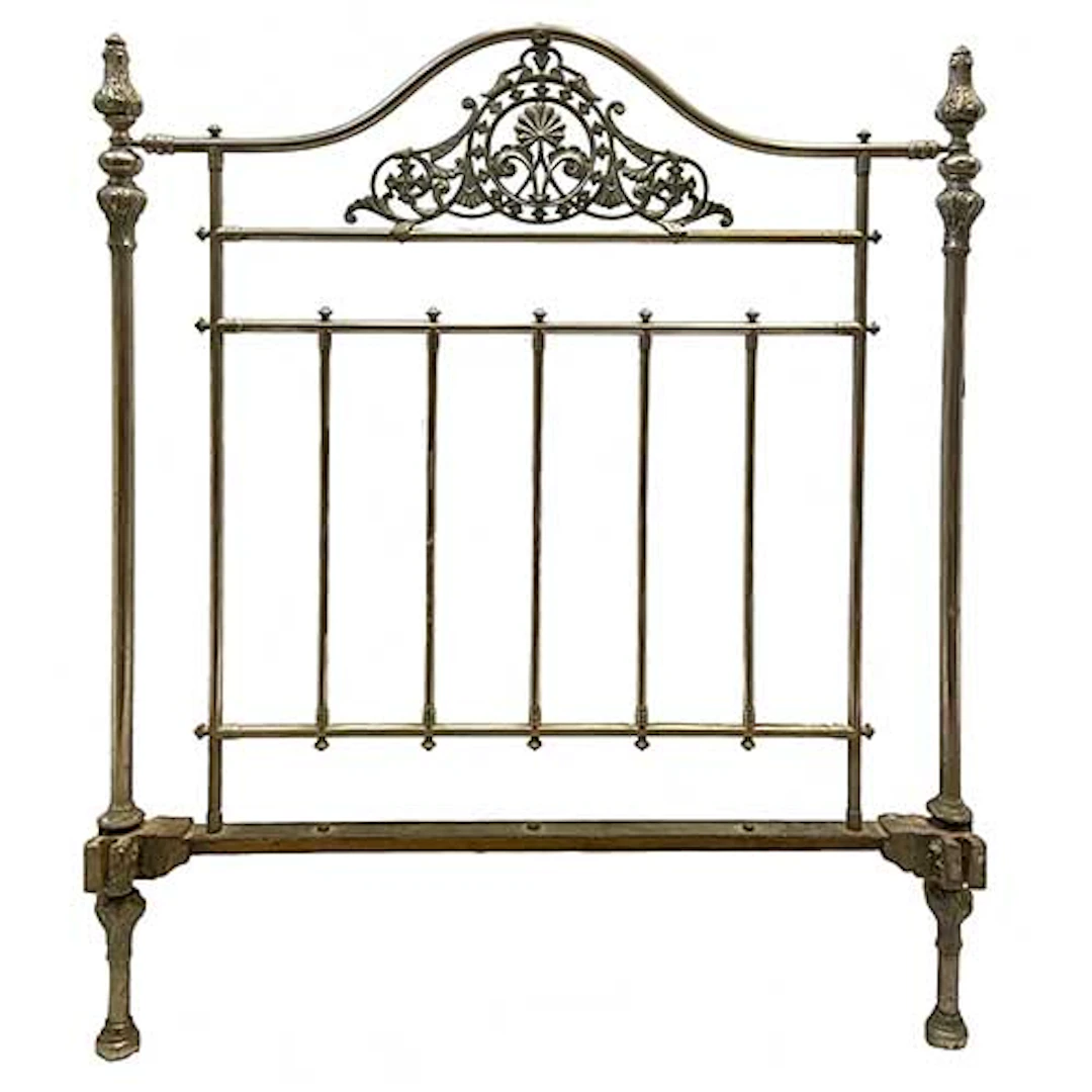 Cama en metal plateado con dos cabezales.