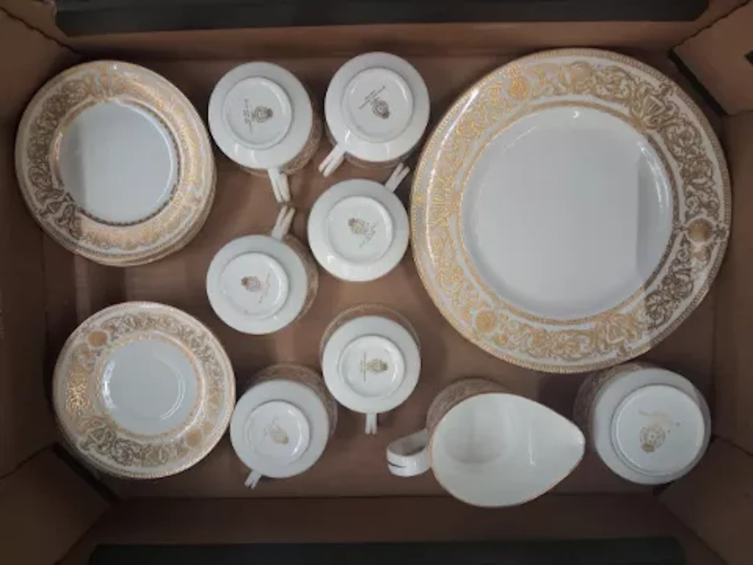Royal Worcester 21pc tea set in the Hyde Park pattern (1 tray).