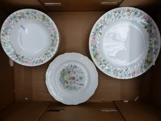 Aynsley Wild Tudor pattern dinner service, 6 dinner plates, 6 salad