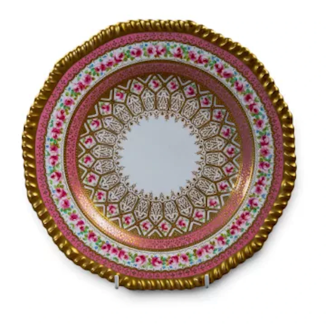 An early 20th Century Wedgwood plate, decorated with an intricate