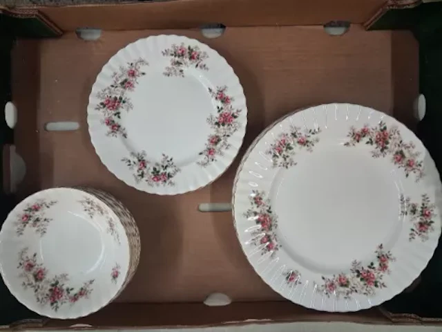 Royal Albert Lavender Rose pattern dinnerware, 6 dinner plates, 6