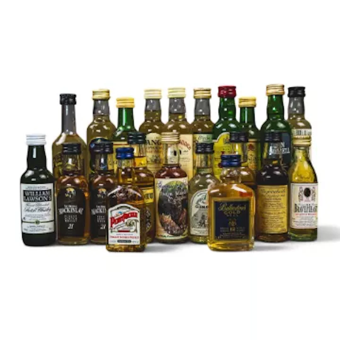 A good selection of whisky miniatures to include Mackinlay, Brave