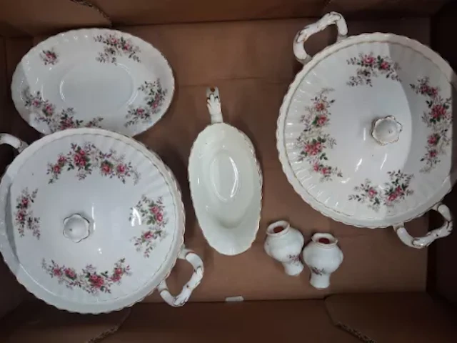 Royal Albert Lavender Rose pattern dinnerware, 2 lidded tureens, a