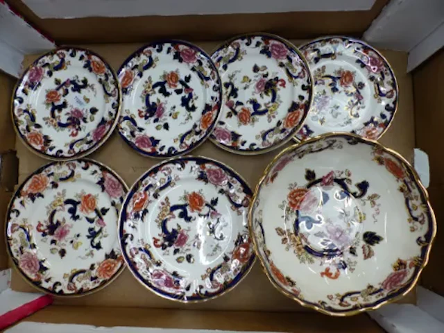 Mason's Blue Mandalay pattern items to include a fruit bowl, 2 x 20cm