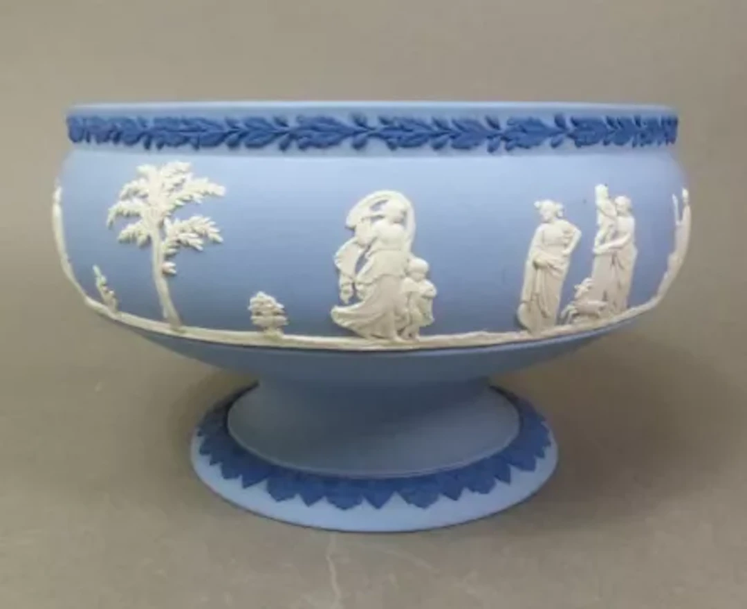 Wedgwood tri colour jasperware pedestal fruit bowl, diameter 21cm.