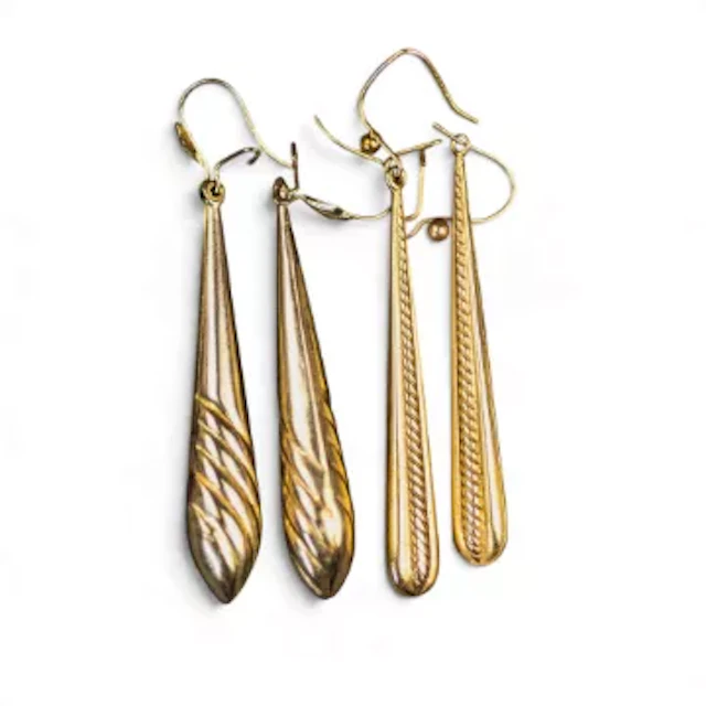 Two pairs of 9ct gold drop earrings, 6.3g.