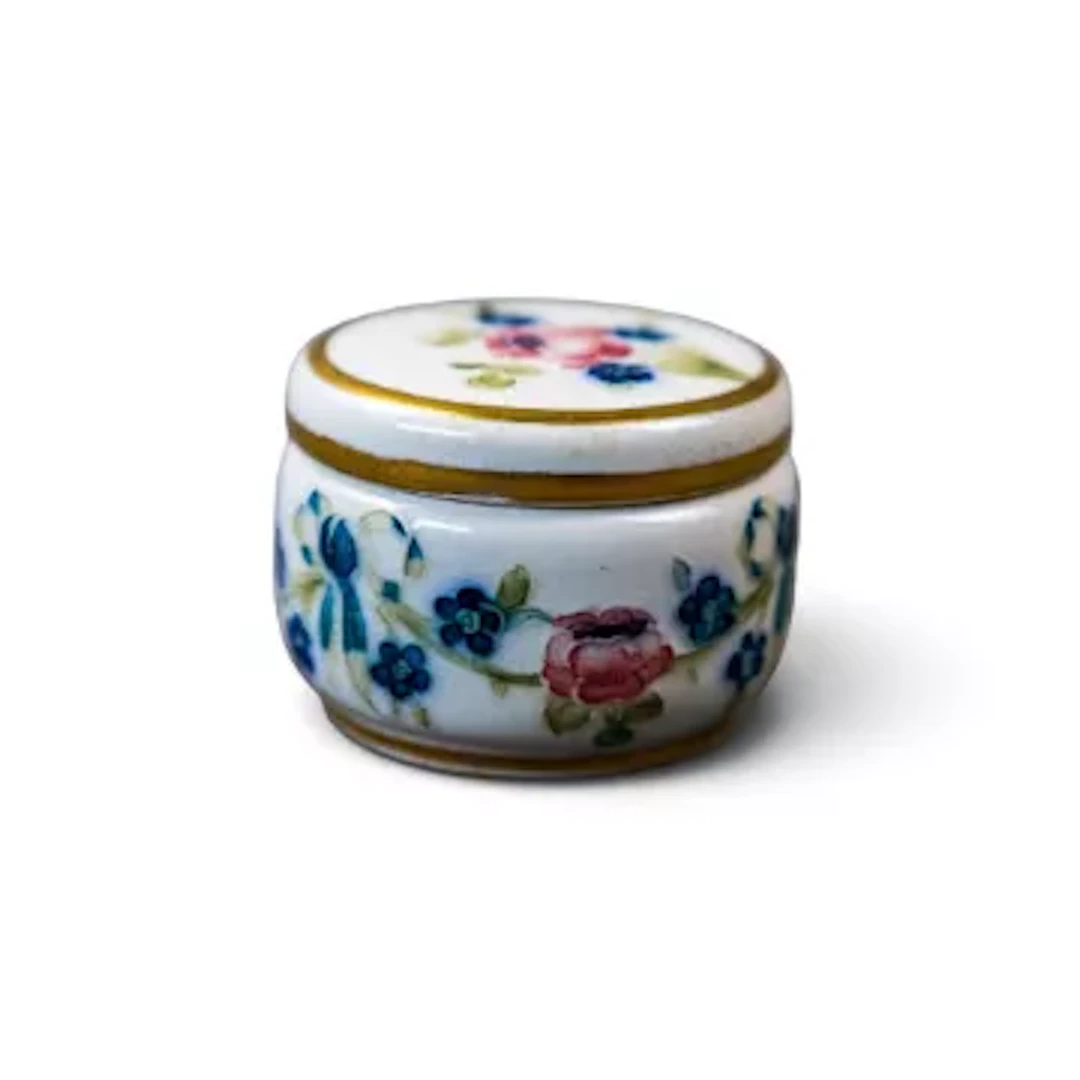 A small Macintyre circular box and cover in the Eighteenth Century