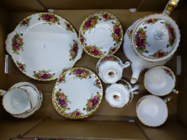 Royal Albert Old Country Roses pattern 22 piece tea set (1 tray).
