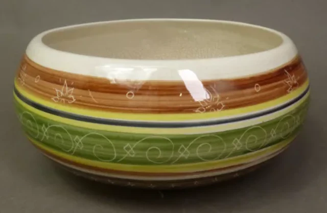 Dragon Pottery of Wales, large centre bowl, diameter 24cm.
