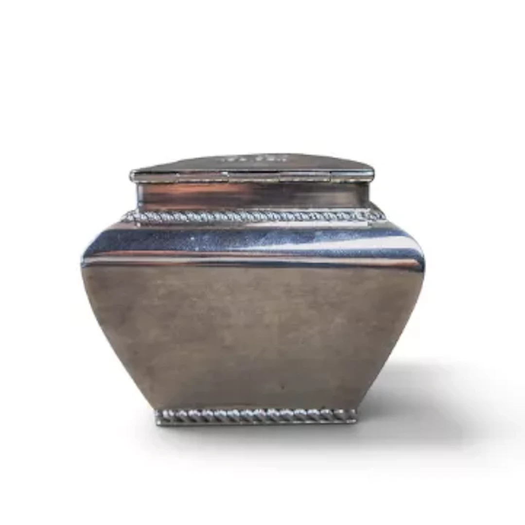 Hallmarked silver tea caddy 110g, 80 x 60 cm approx.