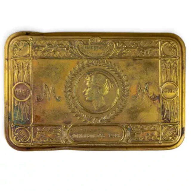 A Princess Mary's Christmas 1914 gift tin, containing two packets