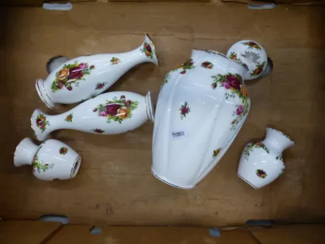 Royal Albert Old Country Roses pattern items to include two pairs