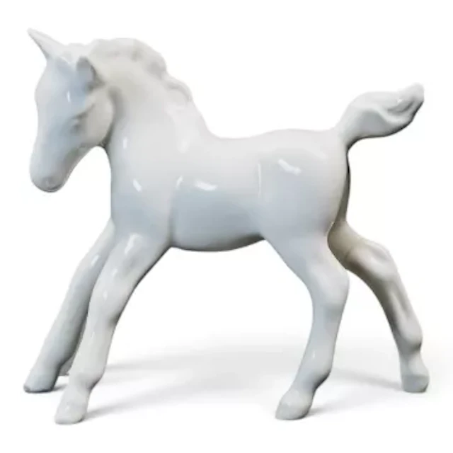 Beswick gambolling foal in opaque gloss. Model 996. h.8cm.