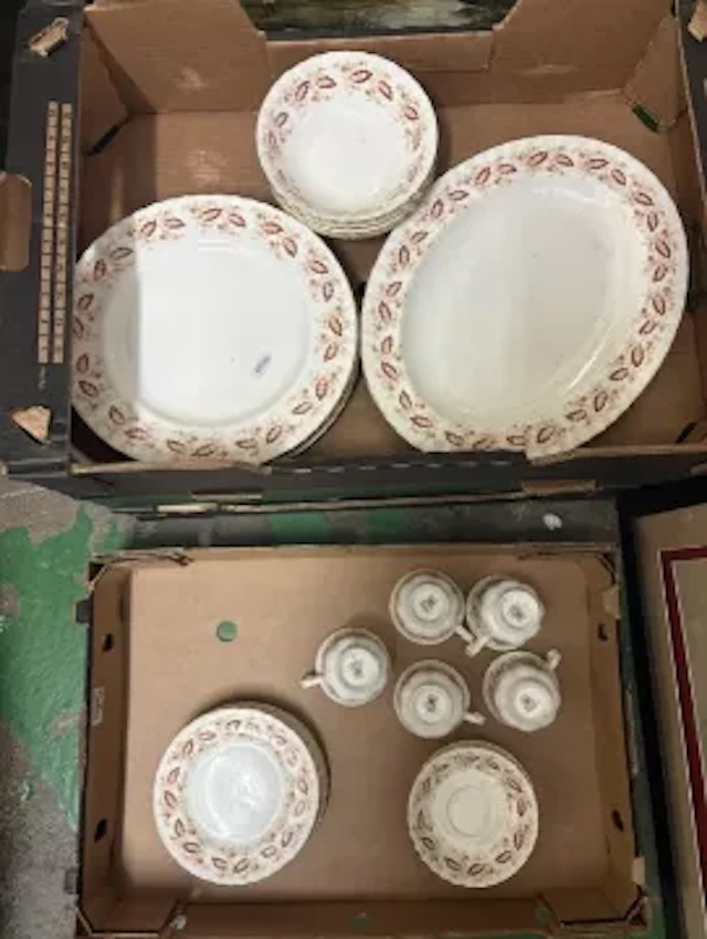 Royal Kent tea and dinner ware, 29 pieces (2 trays).