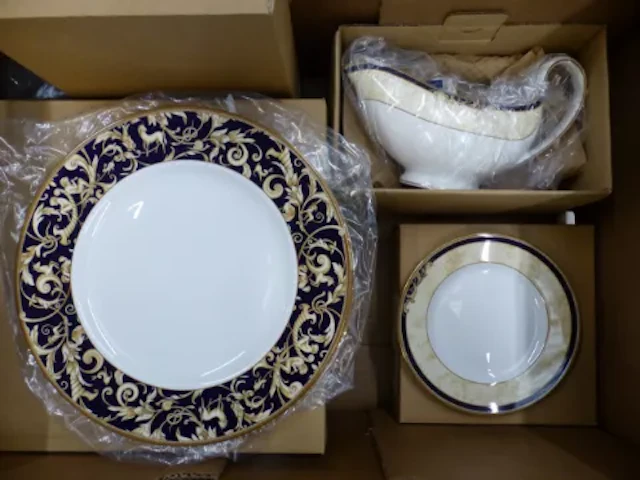 Wedgwood Cornucopia pattern dinnerware, 6 dinner plates 27cm, 6 side