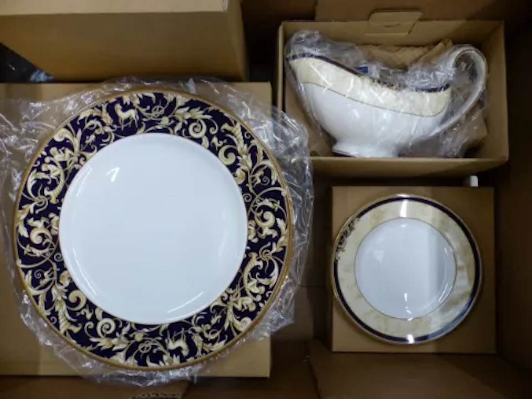 Wedgwood Cornucopia pattern dinnerware, 6 dinner plates 27cm, 6 side