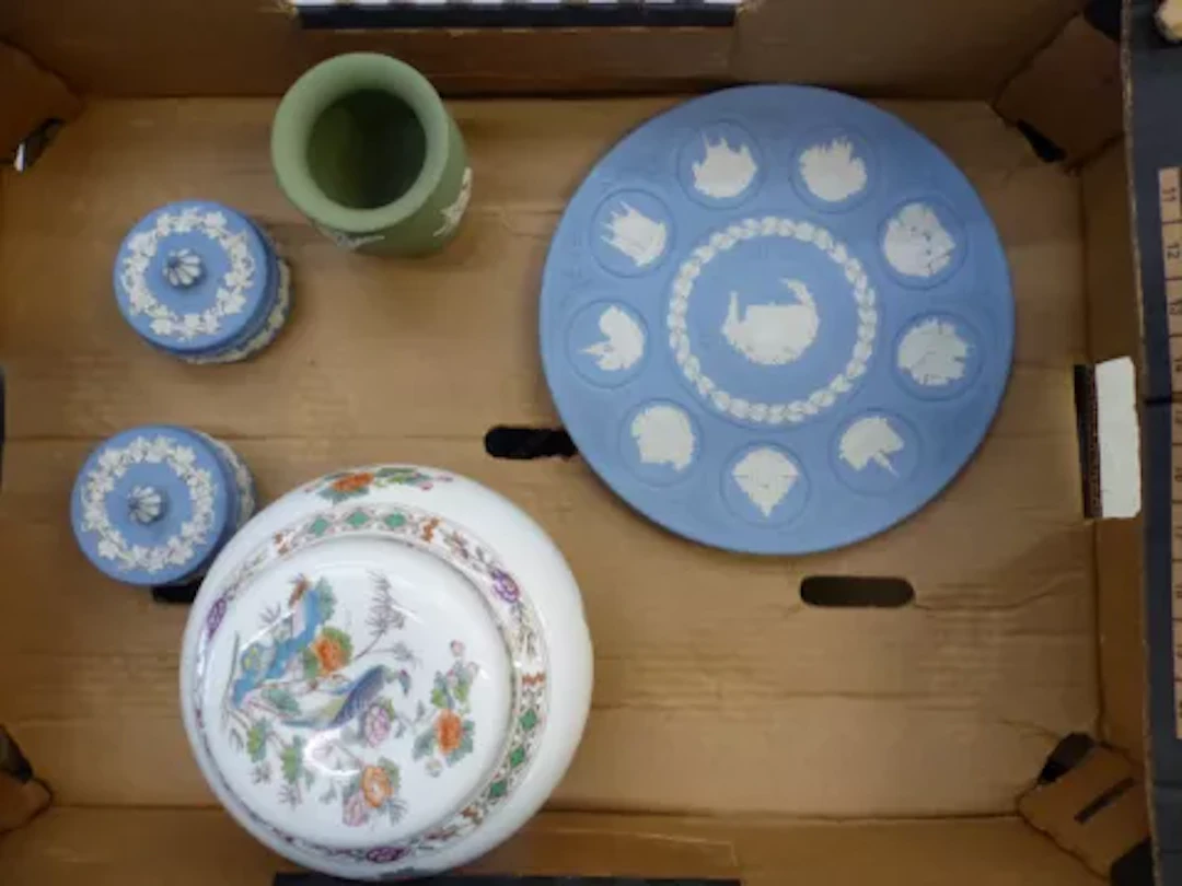 Wedgwood jasperware items to include a wall plate, 2 lidded circular
