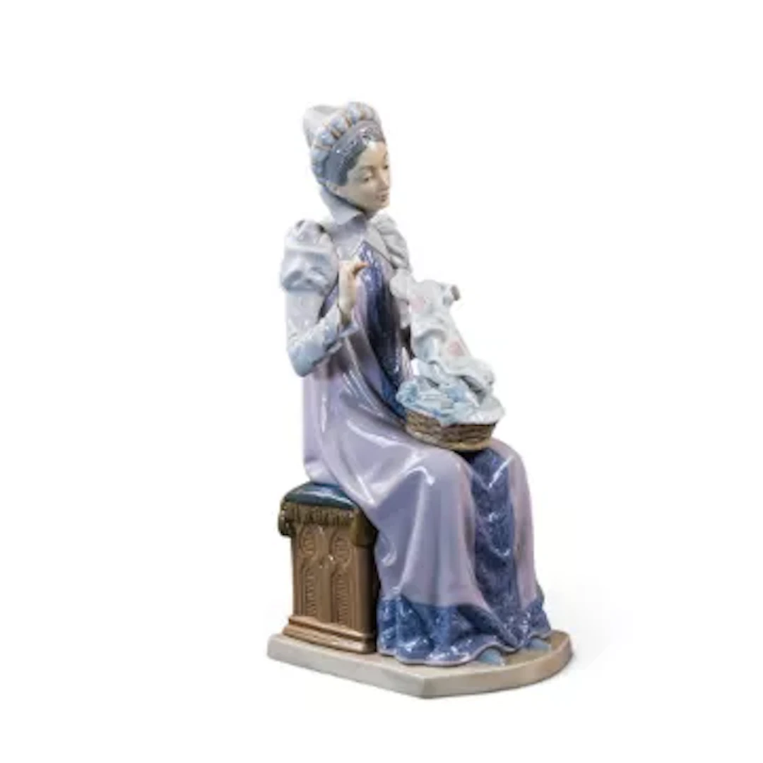 LLadro 5126 large figure seated lady sewing 'Sewing a Trousseau', h.30cm