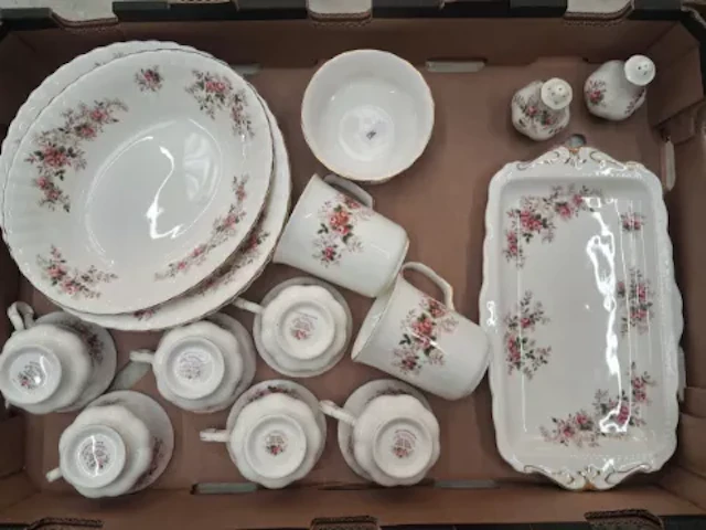 Royal Albert Lavender Rose pattern tea and dinnerware, 6 tea cups