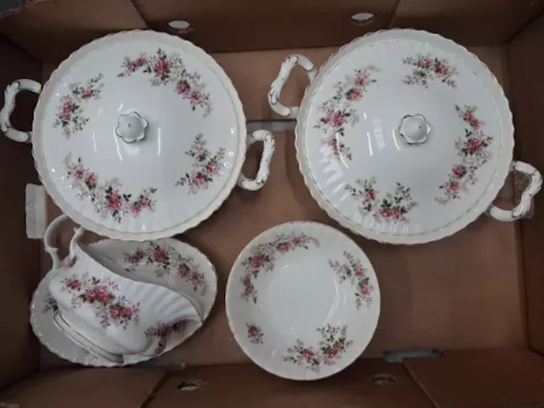 Royal Albert Lavender Rose pattern dinnerware, 2 lidded tureens, a