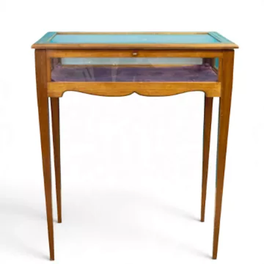 Edwardian mahogany display or bijouterie table, featuring a glass