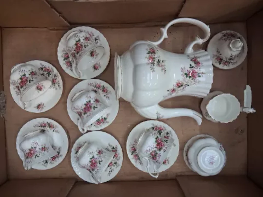 Royal Albert Lavender Rose pattern 15 piece coffee set (1 tray).