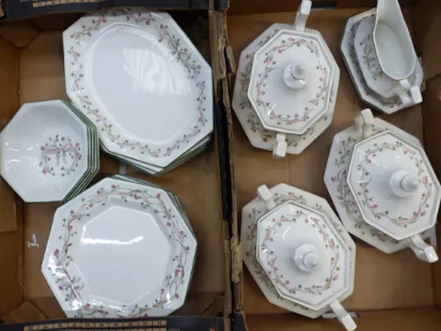 Johnson Bros Eternal Beau dinner ware, 21 pieces (2 trays).