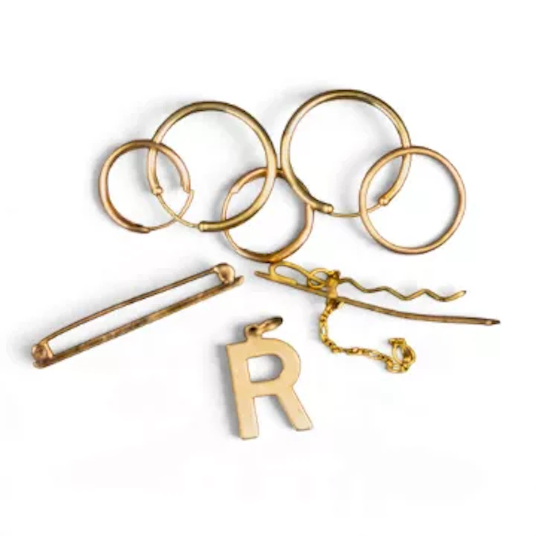 A collection of 9ct gold jewellery including hair clip, bar brooch