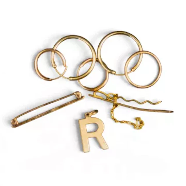A collection of 9ct gold jewellery including hair clip, bar brooch