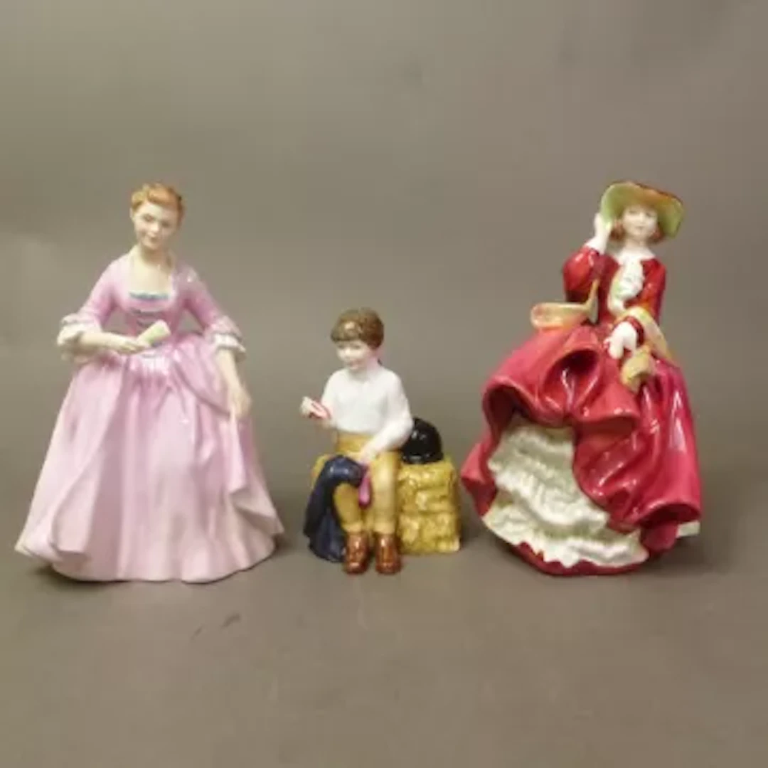 Royal Doulton figurines, A Hostess of Williamsburg HN2209, Top o'
