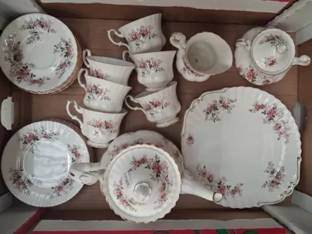 Royal Albert Lavender Rose pattern 22 piece tea set, with a covered
