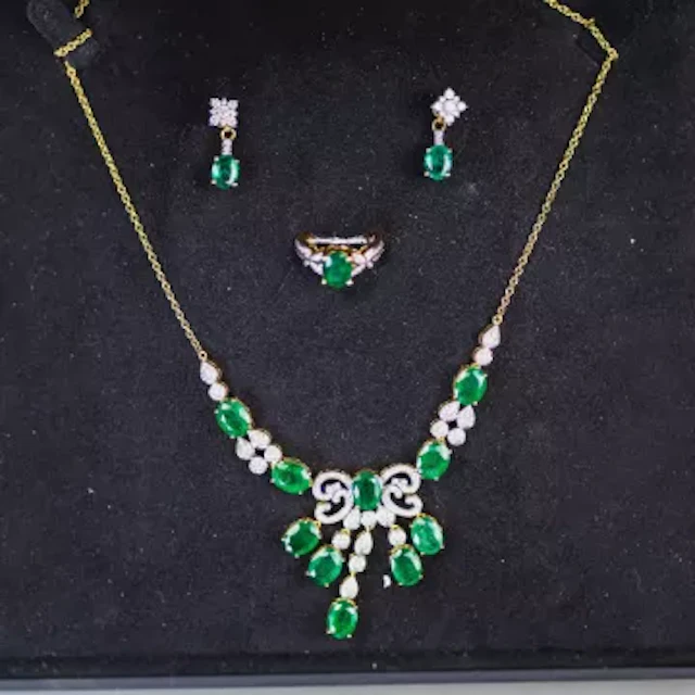 Outstanding & unique 18ct gold emerald & natural diamond suite of