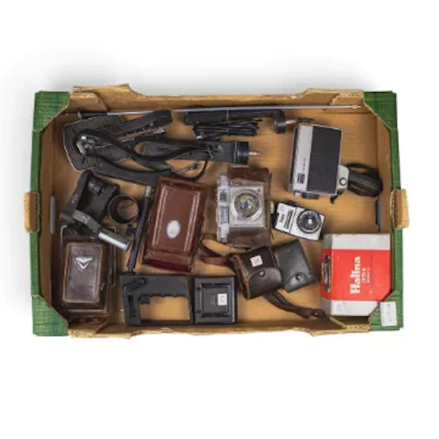 A collection of items to include - vintage Zeiss Ikon Contina 35mm