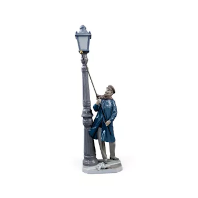 Lladro Porcelain character figure 'Lamplighter' model no.05205. H.48cm (boxed)