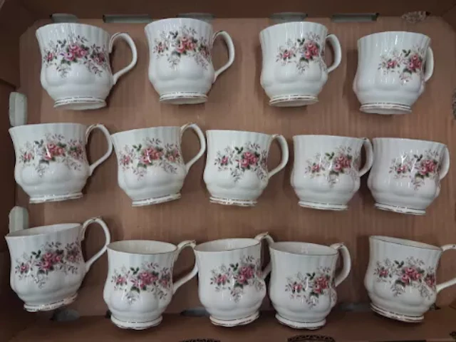 Royal Albert Lavender Rose pattern Montrose shape mugs x 14 (1 tray).