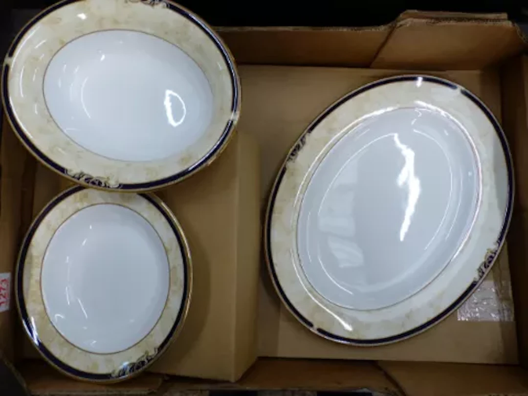 Wedgwood Cornucopia pattern dinnerware, 6 rimmed soup bowls, 2 x open