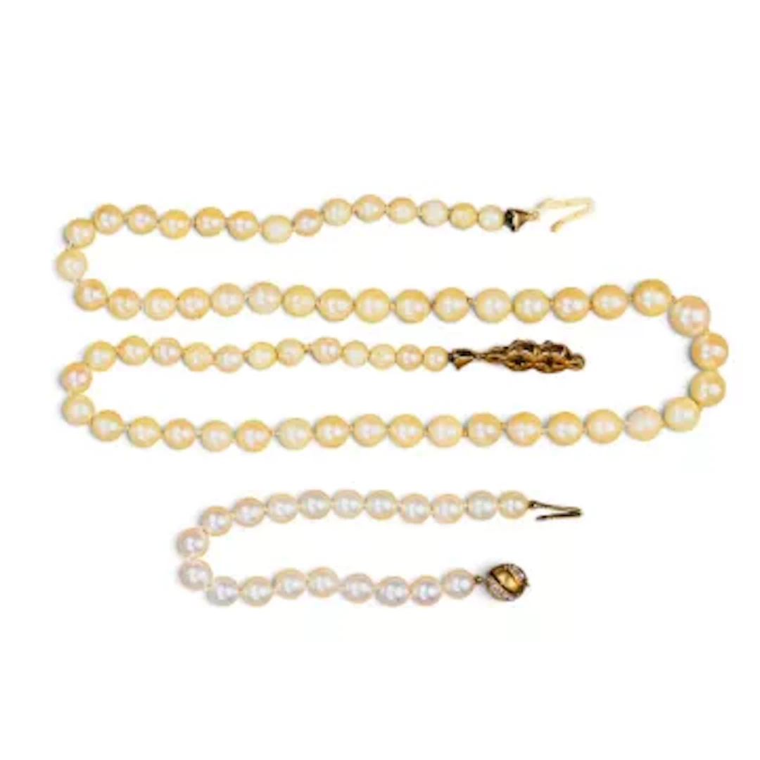 Cultured freshwater pearl necklace with 18ct gold clasp set with green