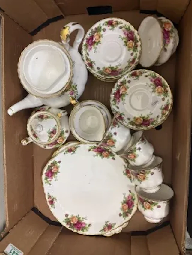 Royal Albert Old Country Roses pattern tea ware, teapot, 4 tea cups