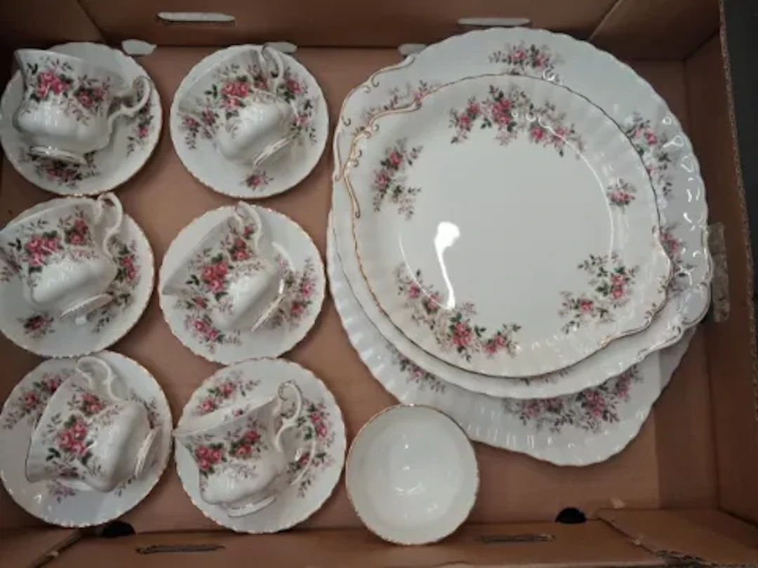 Royal Albert Lavender Rose pattern 6 coffee cups and saucers, small