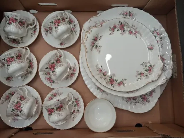 Royal Albert Lavender Rose pattern 6 coffee cups and saucers, small