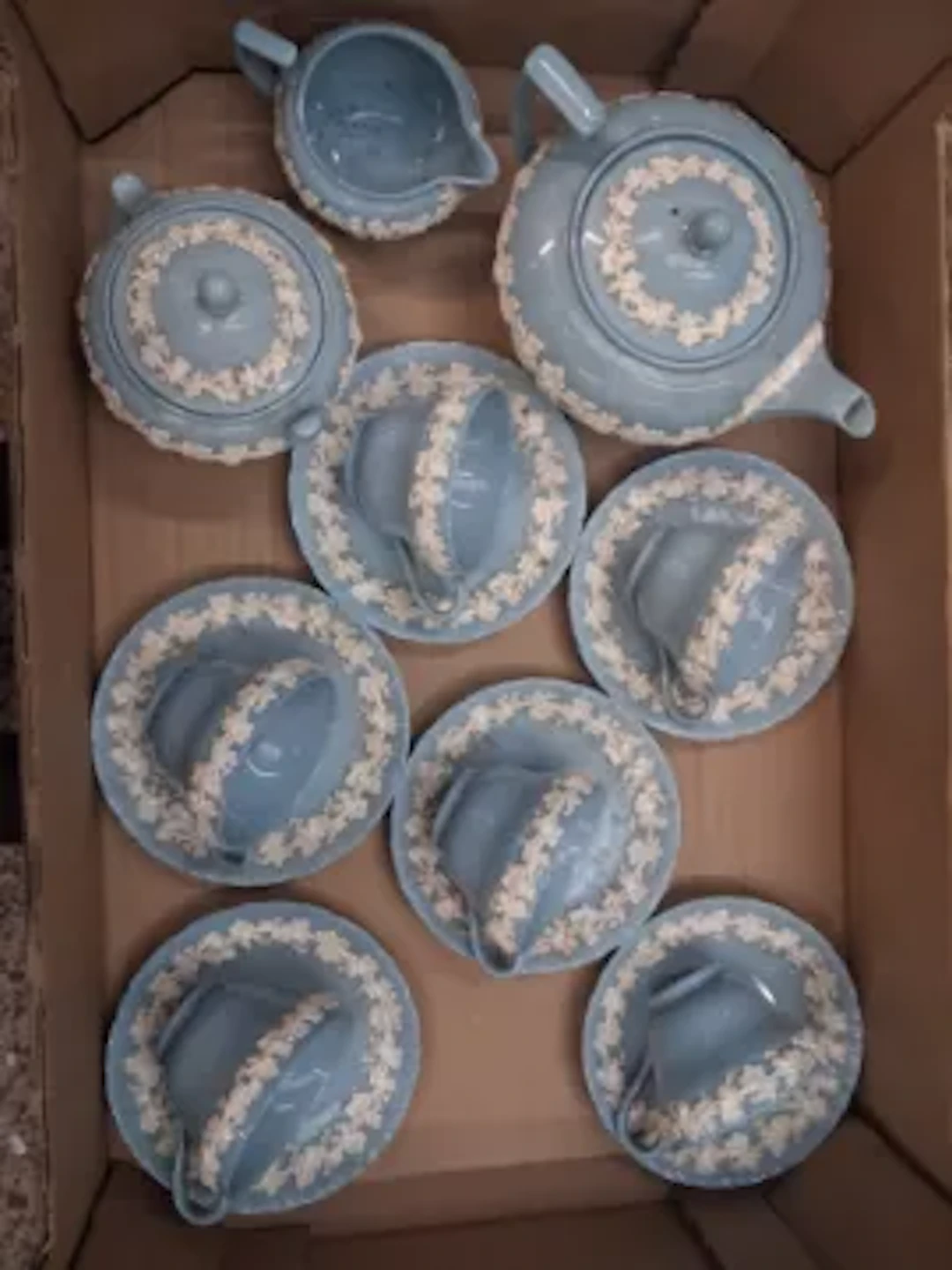 Wedgwood Queensware tea set, teapot, covered sugar bowl, milk jug