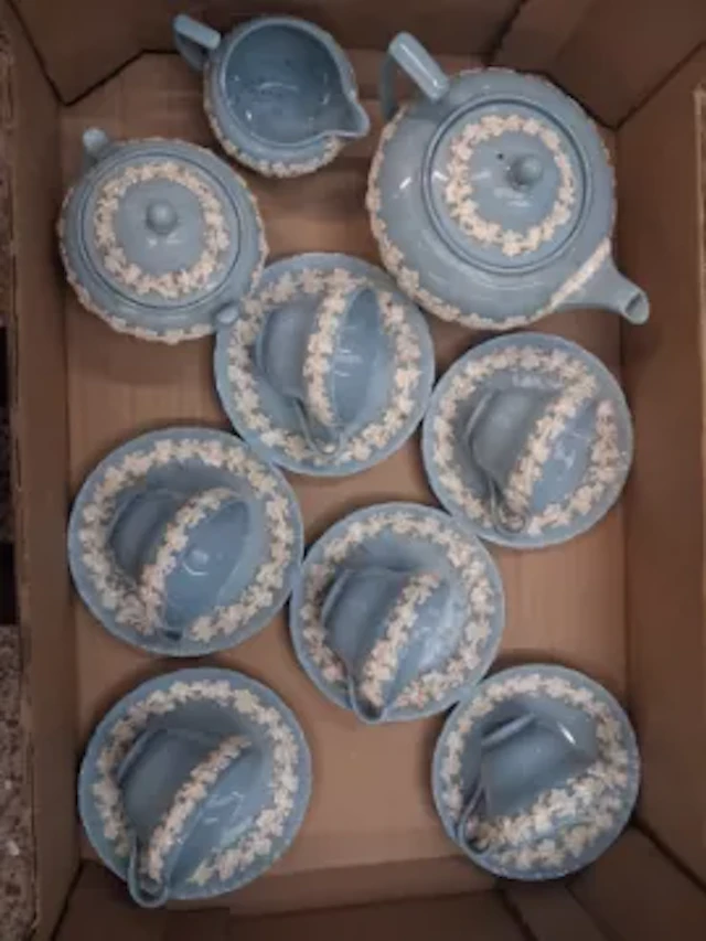 Wedgwood Queensware tea set, teapot, covered sugar bowl, milk jug