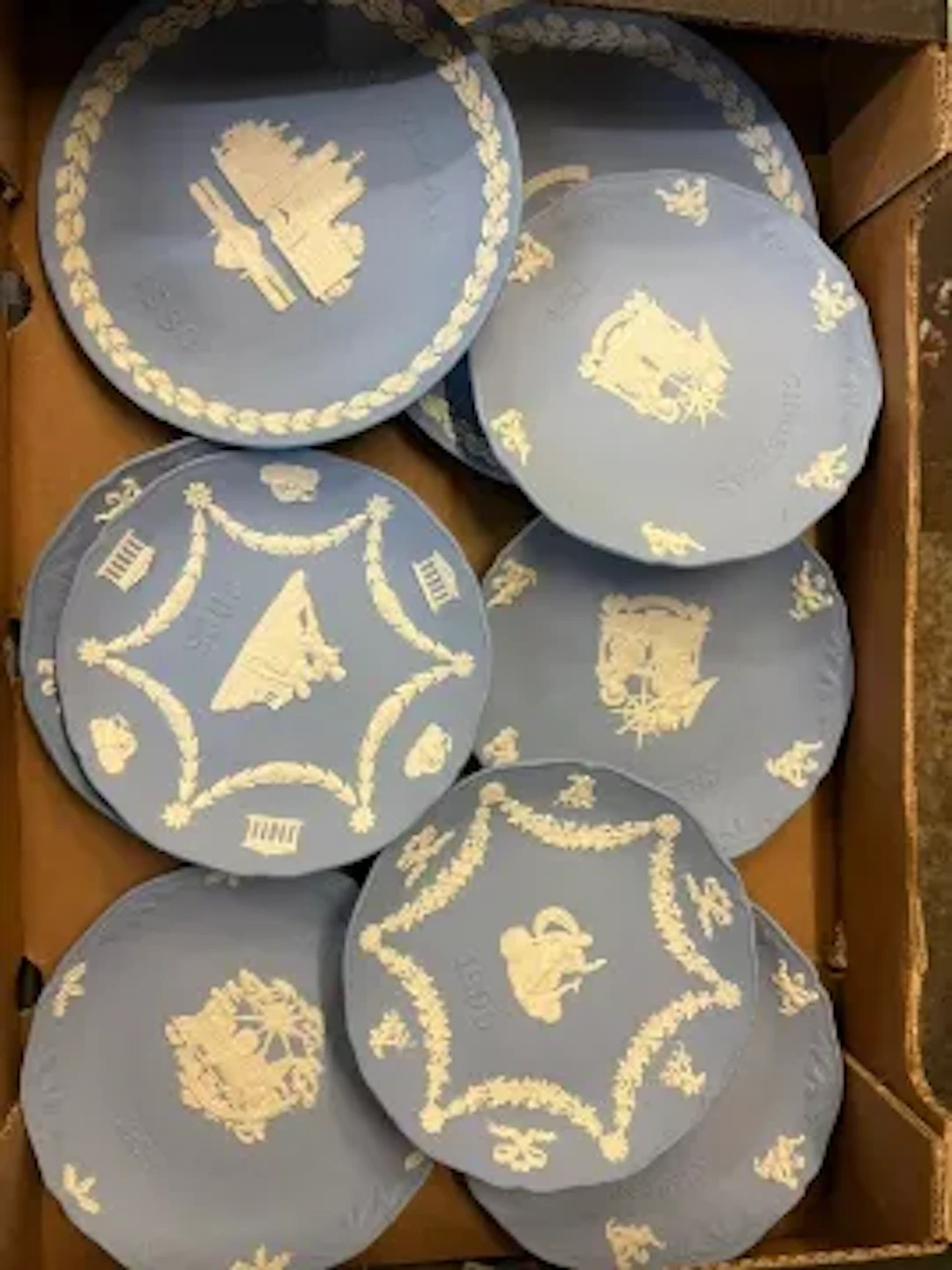 Wedgwood jasperware Christmas plates and similar (1 tray).