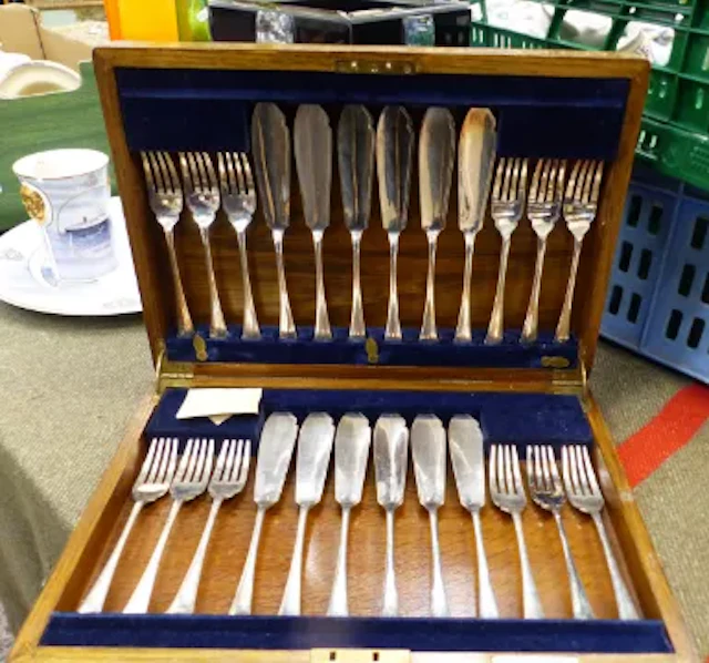 A vintage oak canteen of fish eating cutlery, complete.