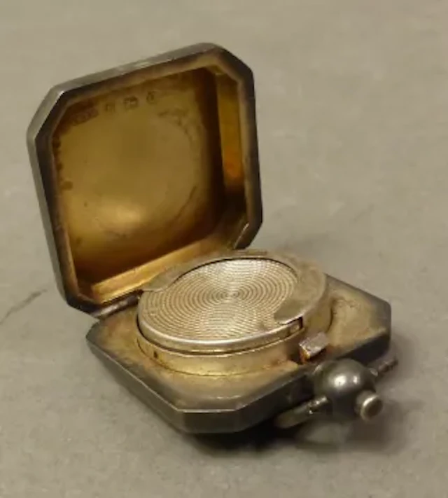 Sterling silver sovereign holder, vacant cartouche to the front, Birmingham