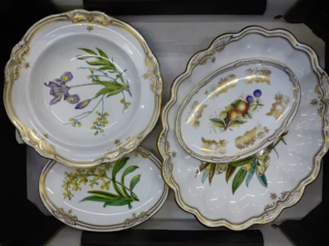 Spode Stafford Flowers pattern large oval charger, 2 small oval trays